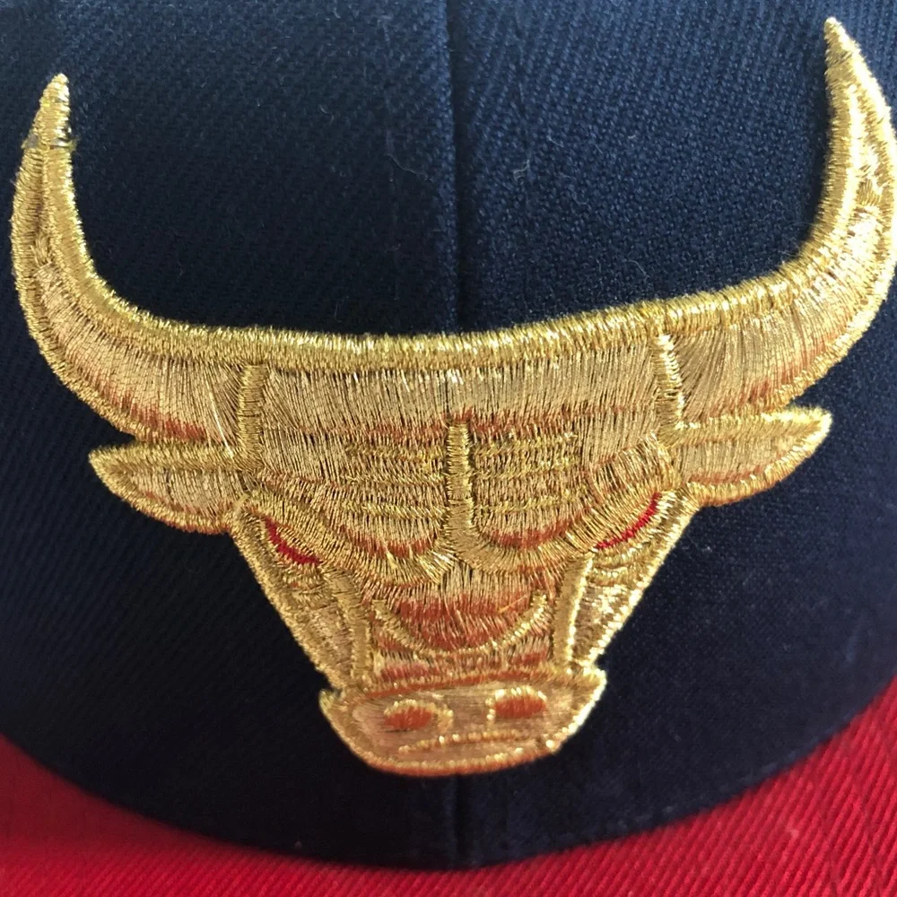 NBA CHICAGO BULLS NWOT Rare! Mitchell & Ness American Gold Brim Snapback…
